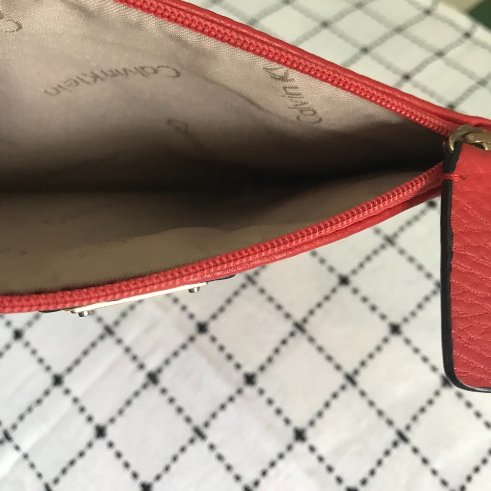 Calvin Klein clutch/wristlet; leather - Picture 5 of 8
